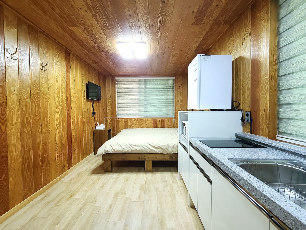 单层单元7 （二楼） ，位于一个充满木质色调温暖的空间