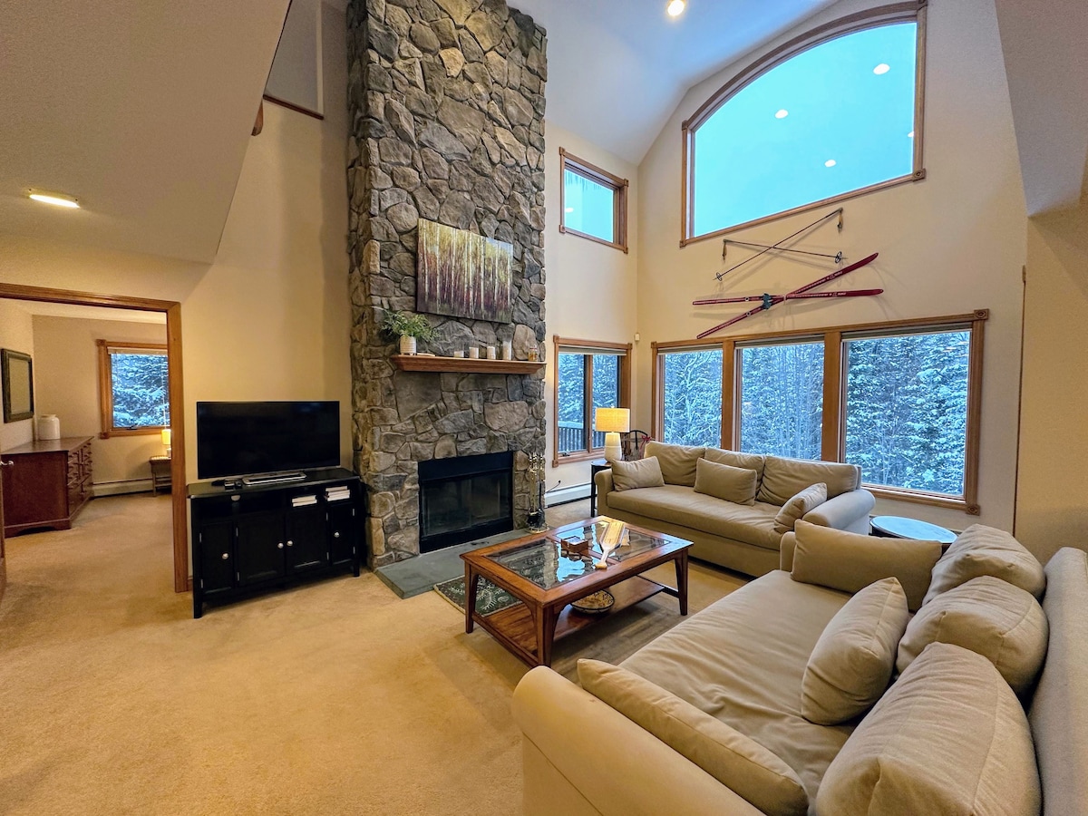 AL132 Spacious private home, ski views, privacy!