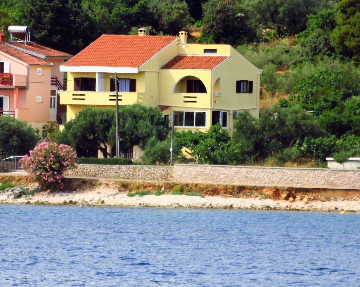 Apartment for 4 persons, by the sea and with beaut