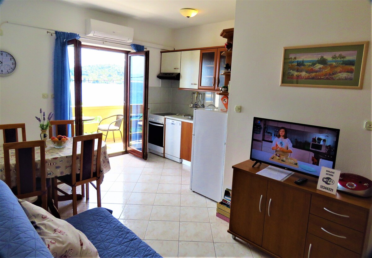 Apartment for 4 persons, by the sea and with beaut