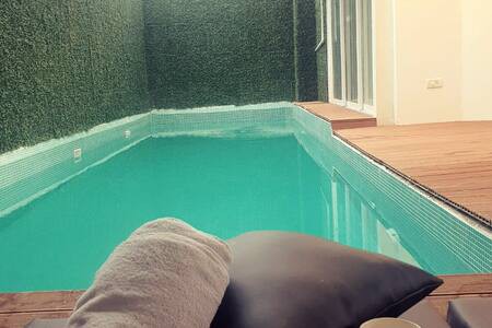 超豪华玻璃别墅，带私人泳池花园