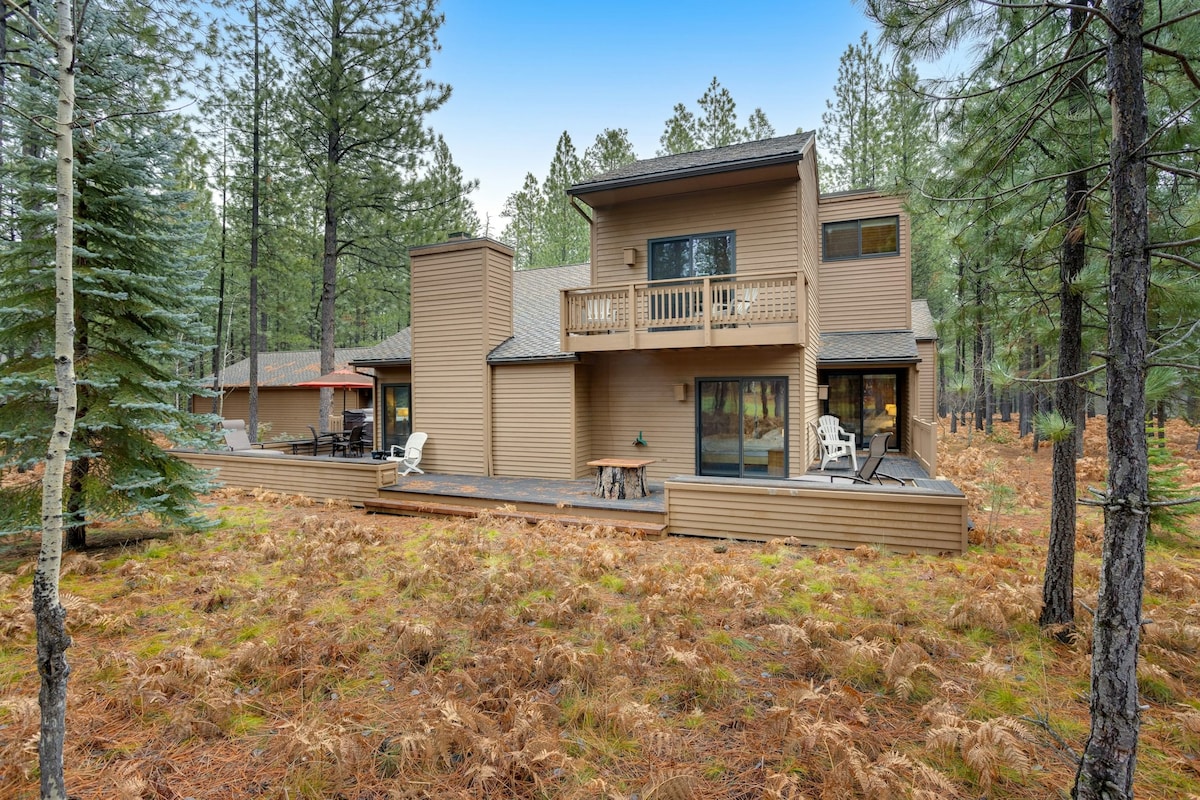Forested 5BR with private hot tub, pool access