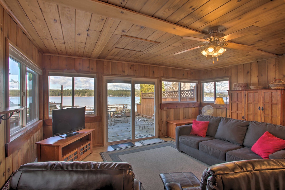 迷人的湖滨小木屋，带甲板和火坑！