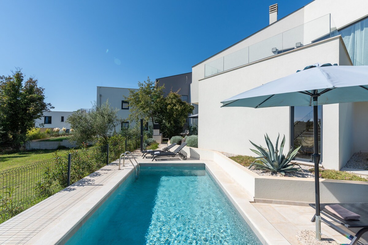 Luxury Villa Abstracta with Pool