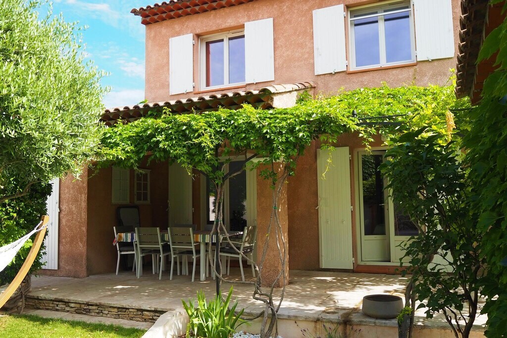 Lovely holiday home with private pool at the Luberon Regional Natural Park