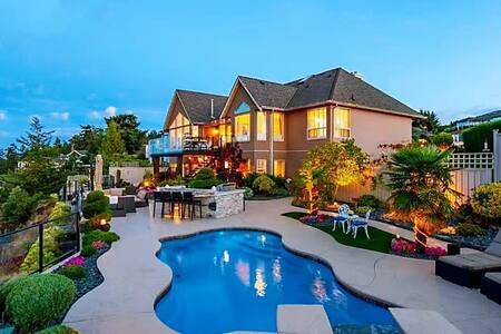 Stunning Oceanfront Gated Property in Nanaimo