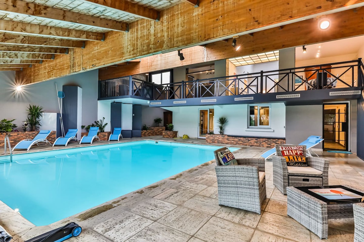 330平方米的豪华房源，带室内游泳池
