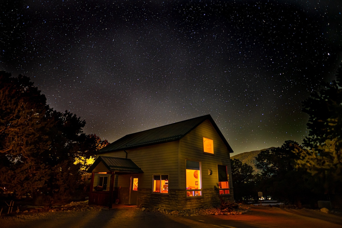 Salida Cabin surrounded by *pines and mtn views*