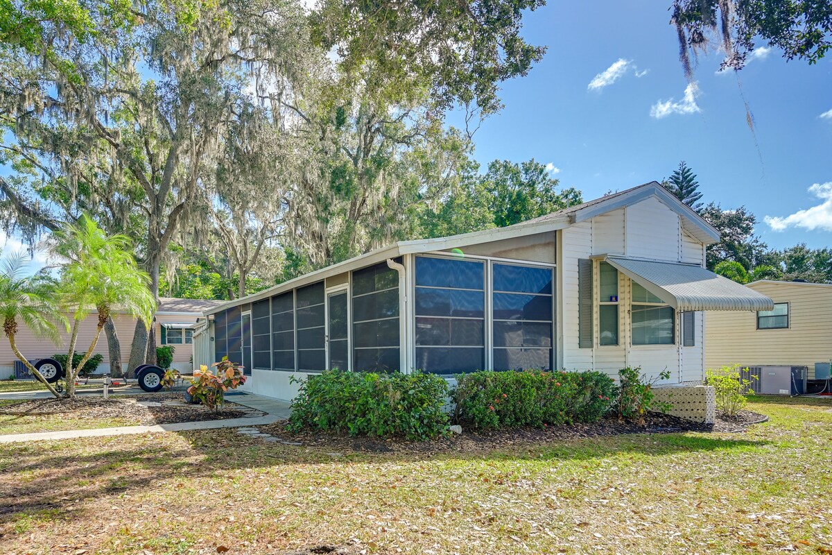 Bright Home: Pool Access & Screened-In Porch!