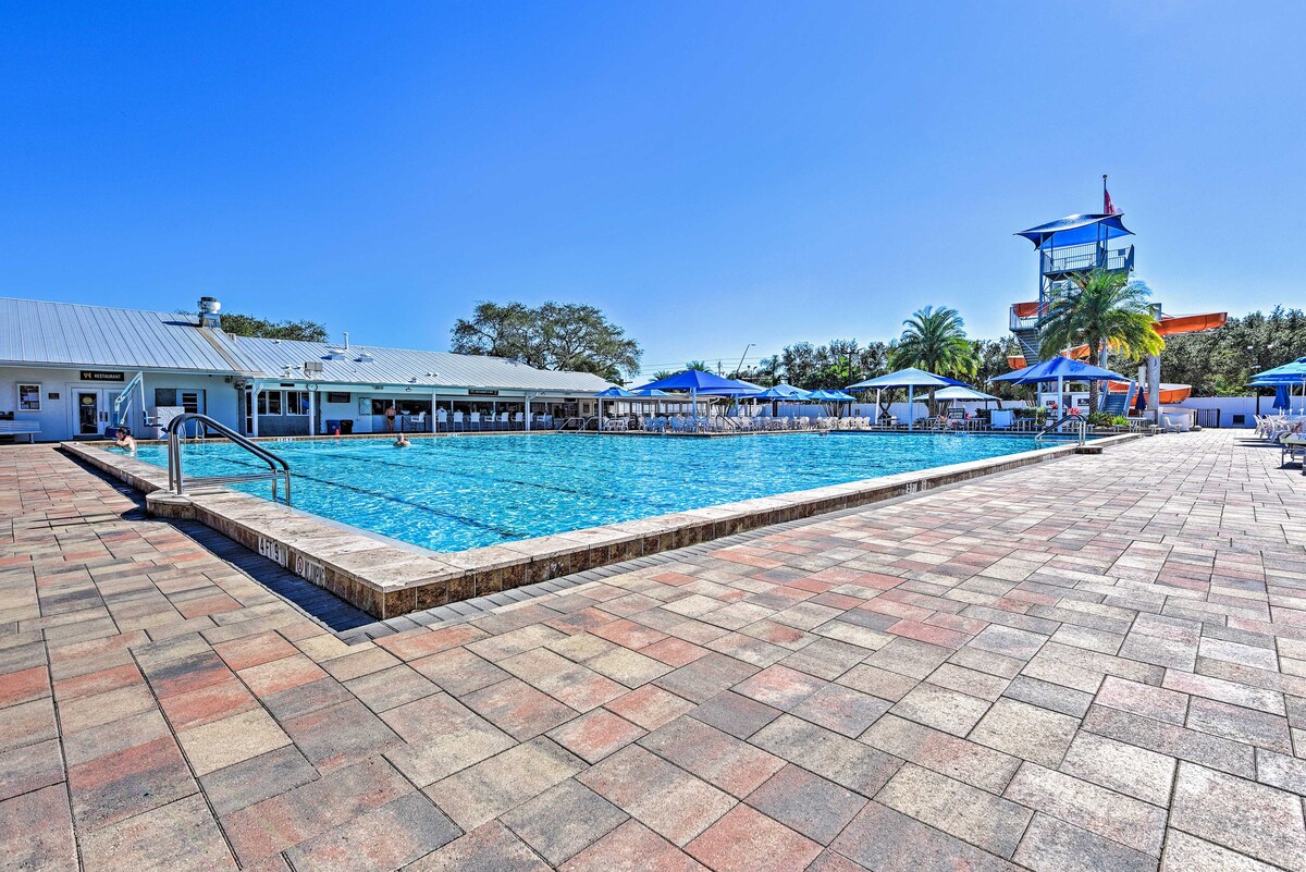 Bright Home: Pool Access & Screened-In Porch!