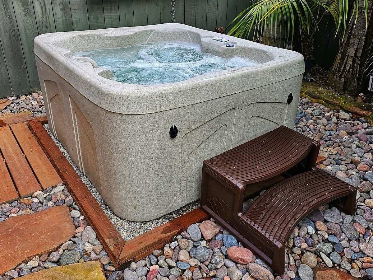 Lucky Palms Retreat ，配备热水浴缸