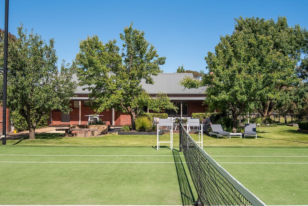 Somerville Country Escape with Tennis Court