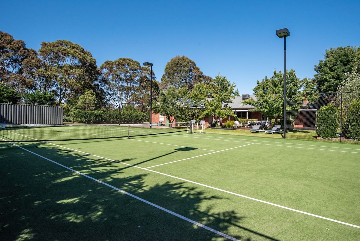 Somerville Country Escape with Tennis Court