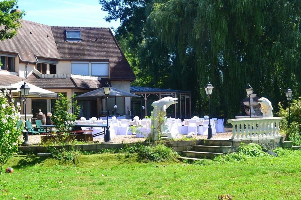 Big villa for 15 ppl. with garden at Courtenay