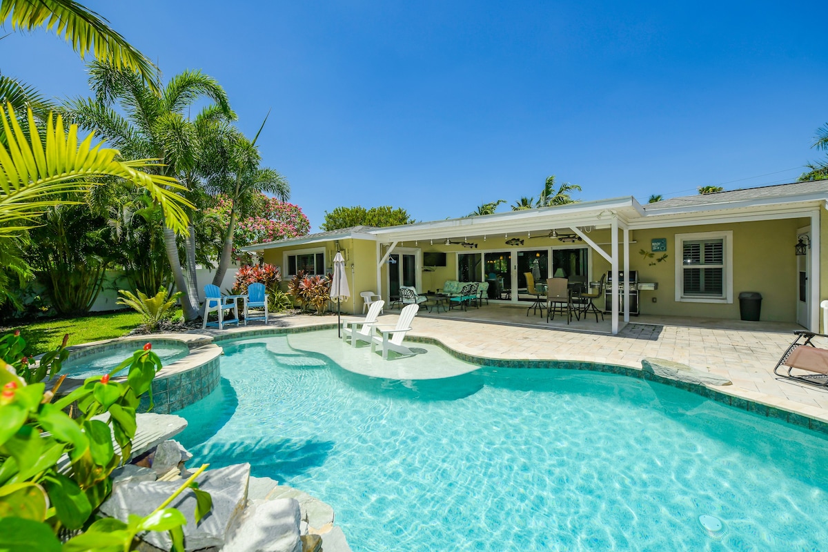 Home with Private Backyard Oasis- Palms By The Bay