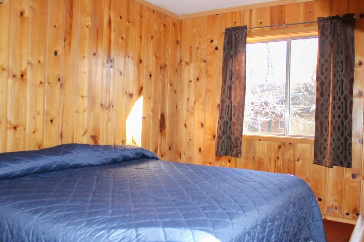 White Fir- Cozy 1-Bedroom Cabin Steps to Lake