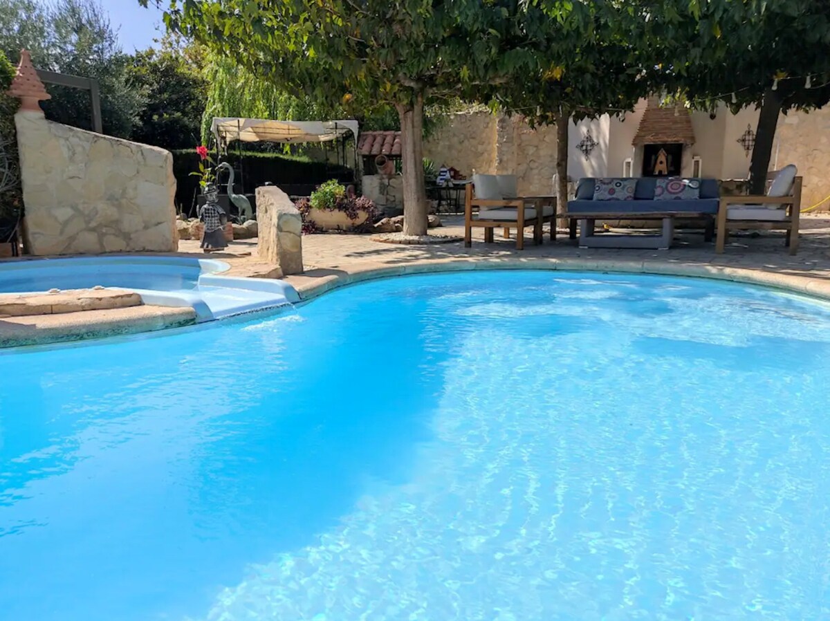 Villa for 18 ppl. with swimming-pool at Alforja