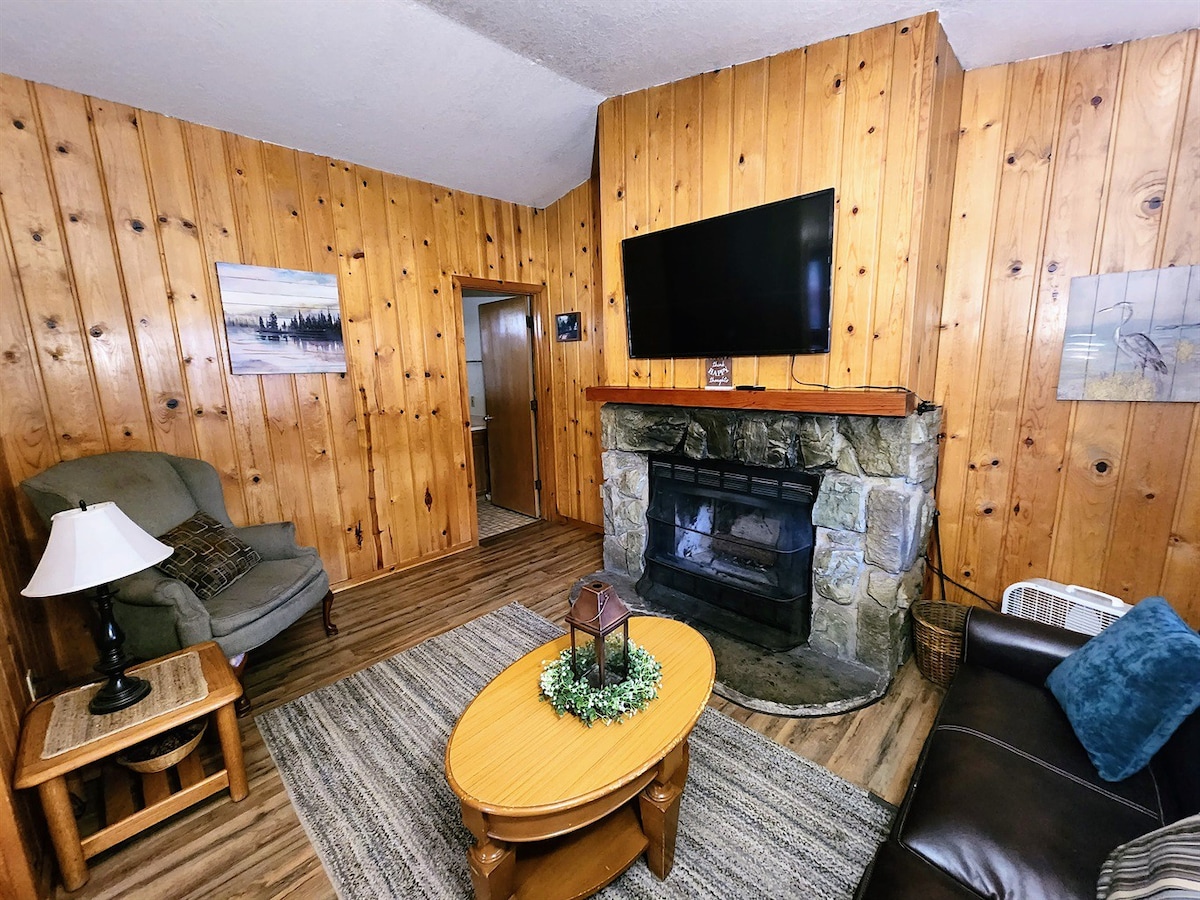 Lakefront! Wood-burning Fireplace! Juniper Cabin