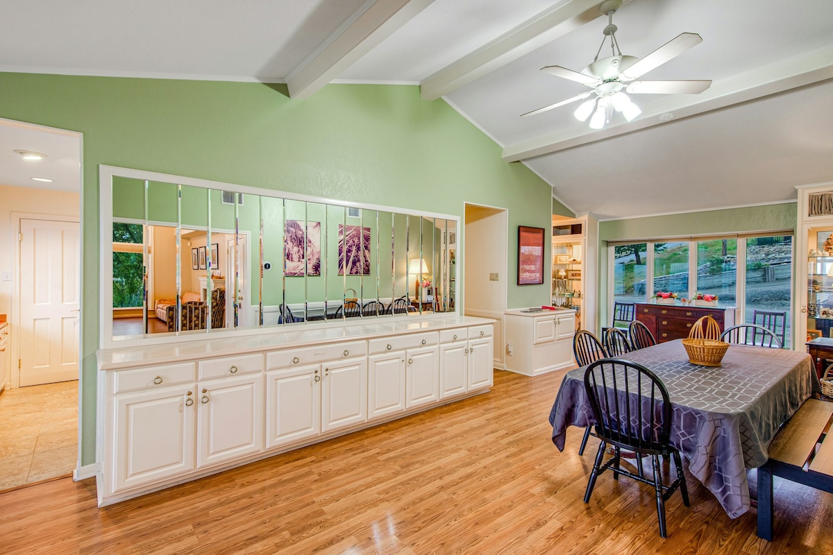 4BR Lakefront Dog Friendly | Chef's Kitchen