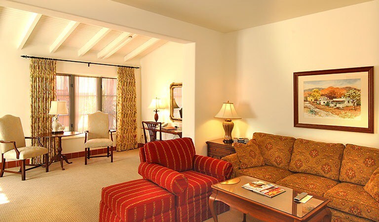亚利桑那旅馆的双卧室套房，配备一张床和一张沙发床