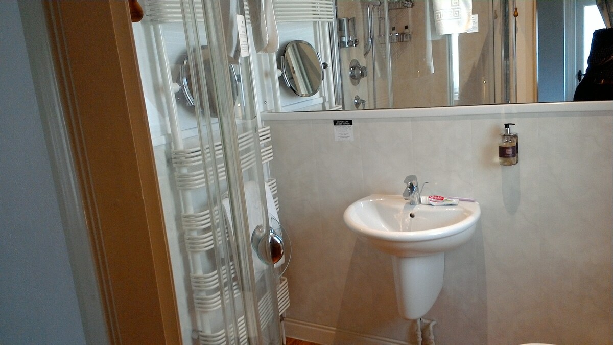 Double Ensuite with Shower at Ashfield House