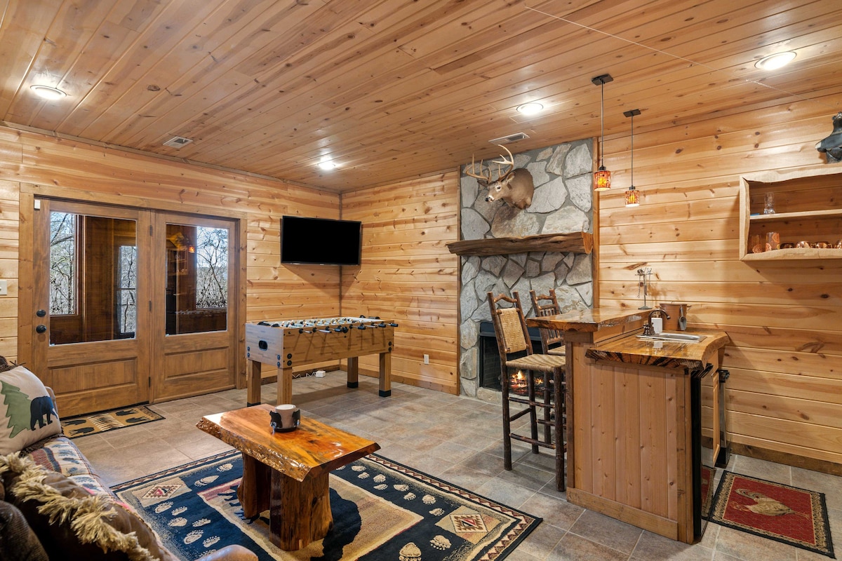 Secluded Blue Ridge Mtn Retreat w/ Indoor Hot Tub
