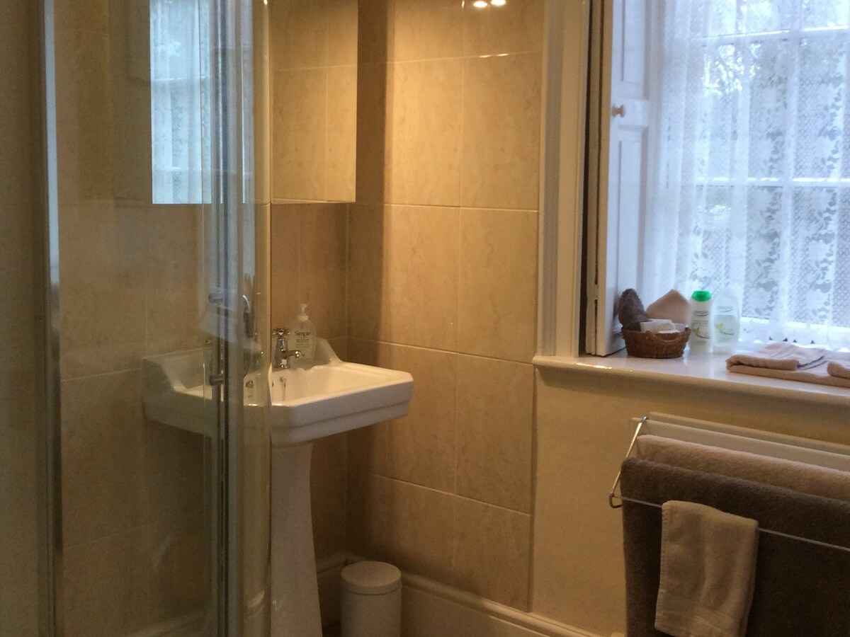 Classic Double or Twin Ensuite with Shower & Garde