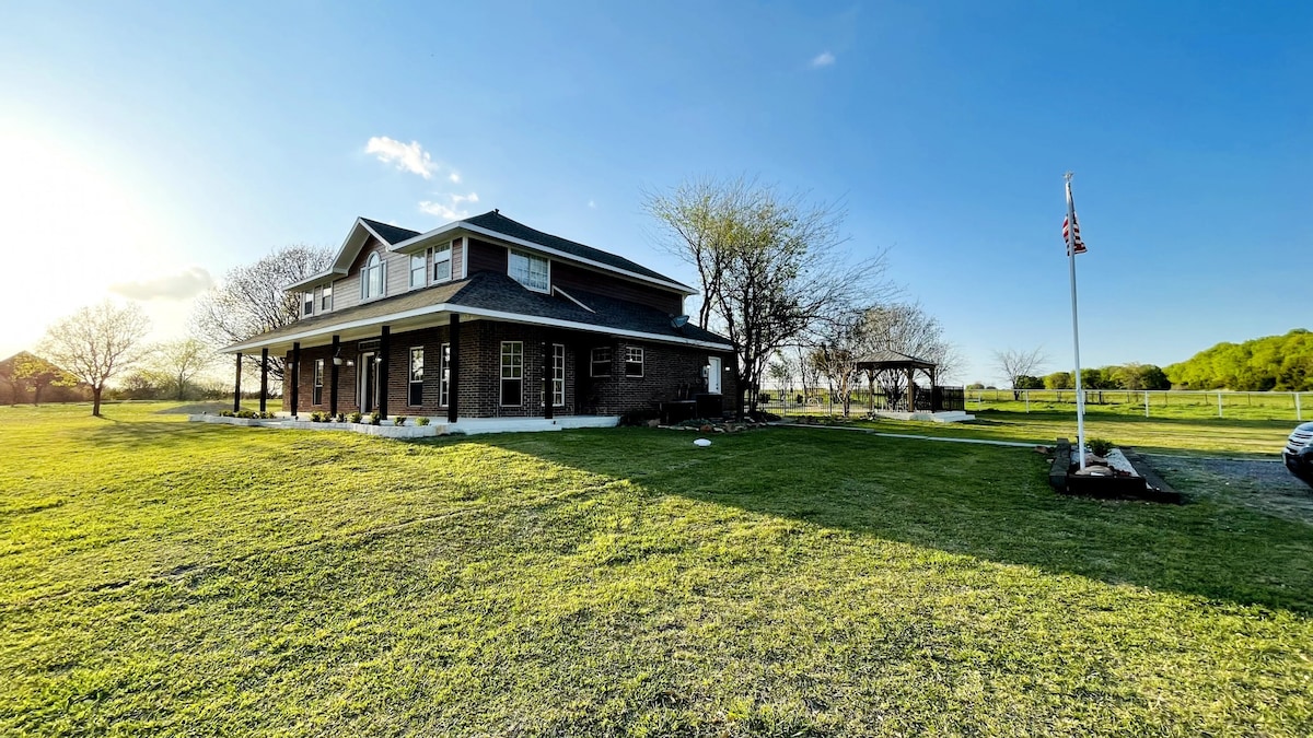 Family-Friendly Farmhouse w/ Pool & Patio McKinney