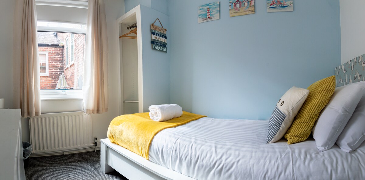 Standard Single Shared Bathroom at The Chedburgh