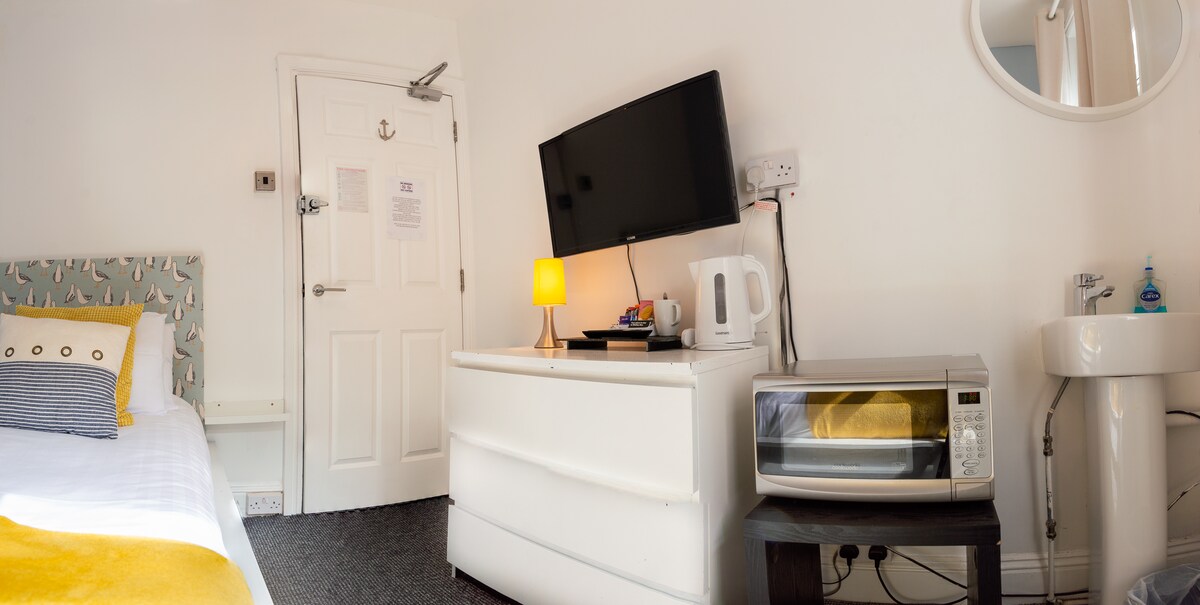 Standard Single Shared Bathroom at The Chedburgh