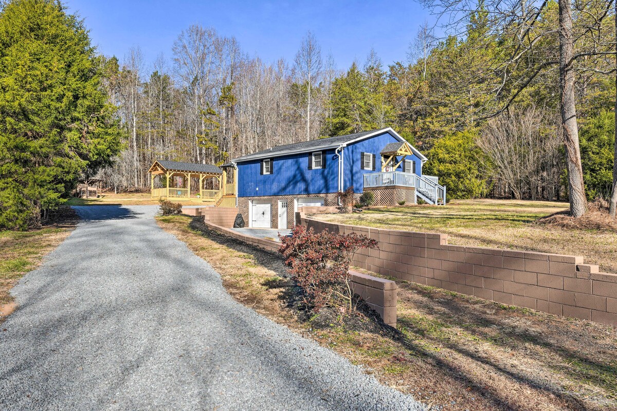 Charming Yadkin Valley Cottage w/ Deck & Yard