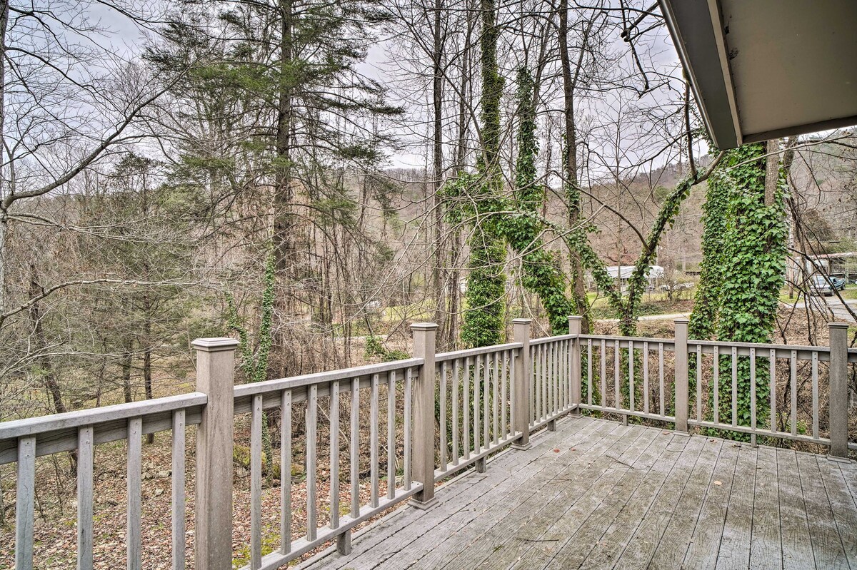 Inviting Apartment w/ Deck in Smoky Mountains