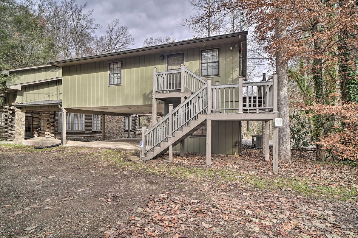 Inviting Apartment w/ Deck in Smoky Mountains