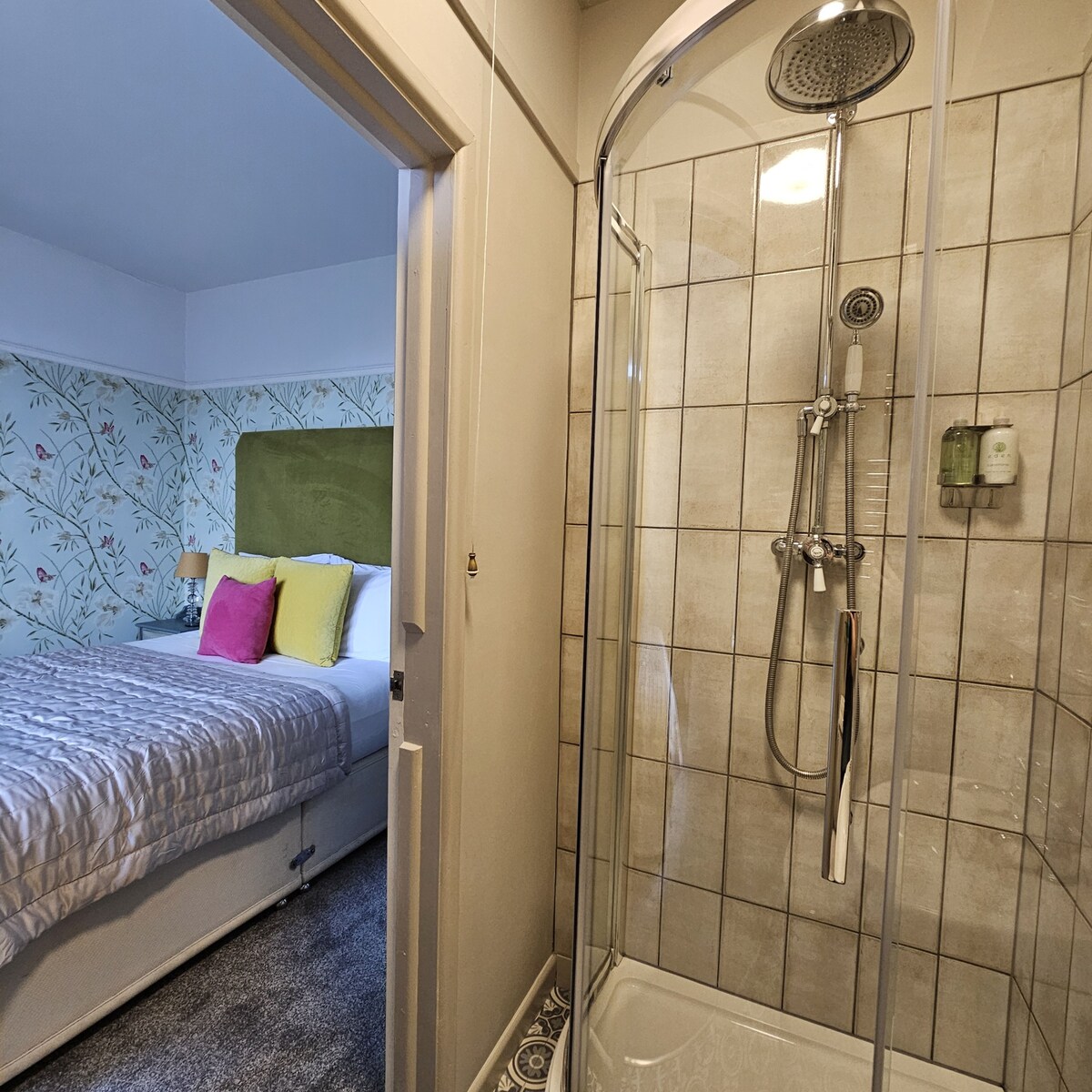 The Garrick - Double Ensuite with Shower