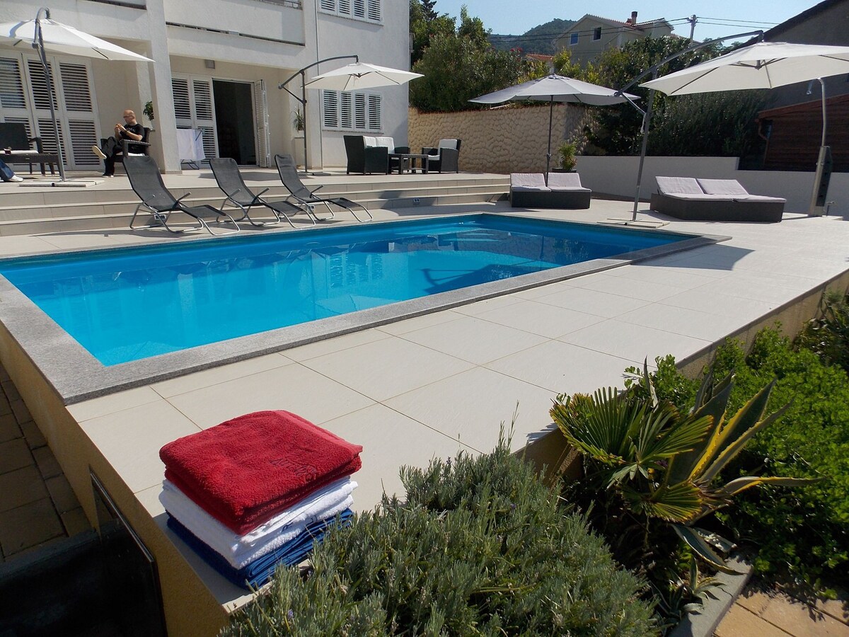 Apartment Markle - swimming pool and sunbeds A6(4+
