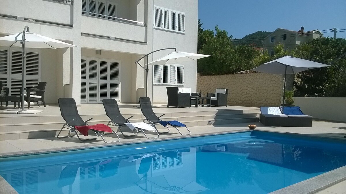 Apartment Markle - swimming pool and sunbeds A6(4+