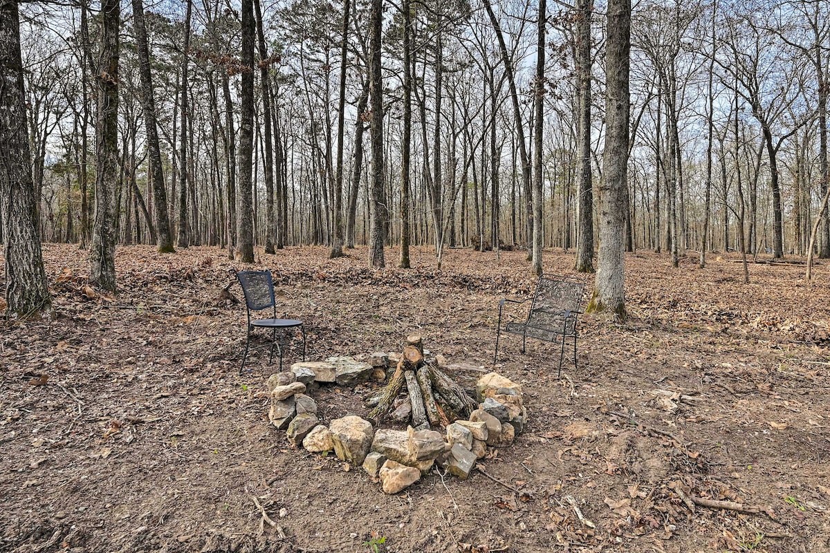 'Hidden Oaks' Cottage in Broken Bow, Pets OK!