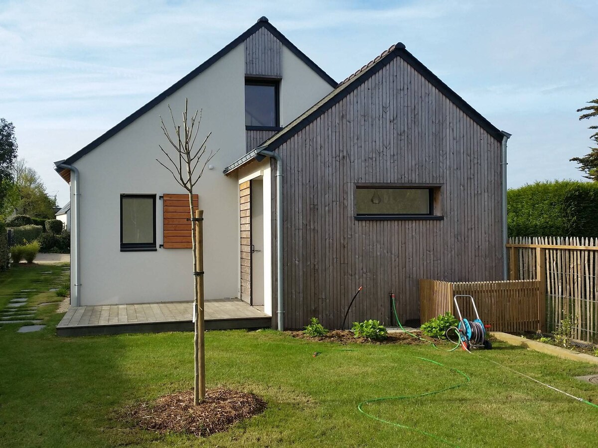 Modern 2 bedroom house with Jacuzzi and garden