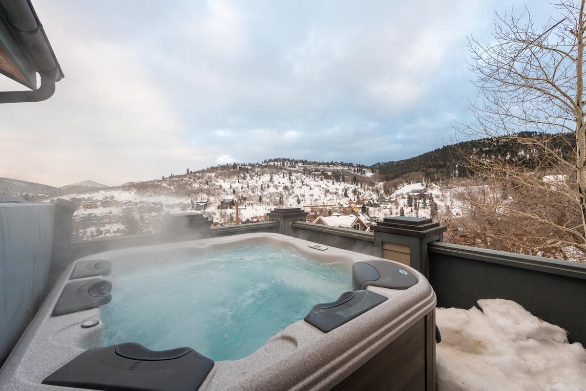 Perfectly Positioned Old Town Escape, Steps to Ski Runs & Town Lift, Private Hot Tub! Welcome to Norfolk Ski Escape 21!