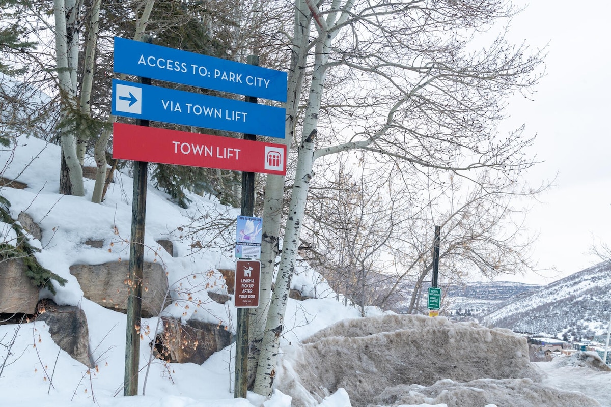 Perfectly Positioned Old Town Escape, Steps to Ski Runs & Town Lift, Private Hot Tub! Welcome to Norfolk Ski Escape 21!