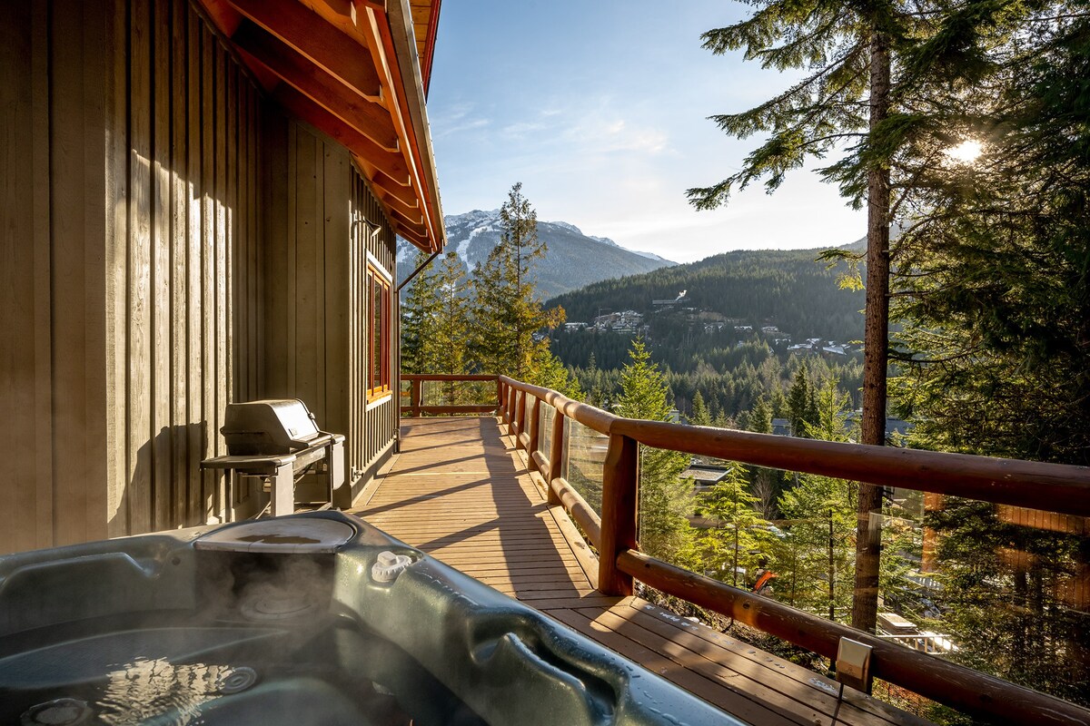 令人惊叹的原木度假木屋，可欣赏山景和热水浴缸