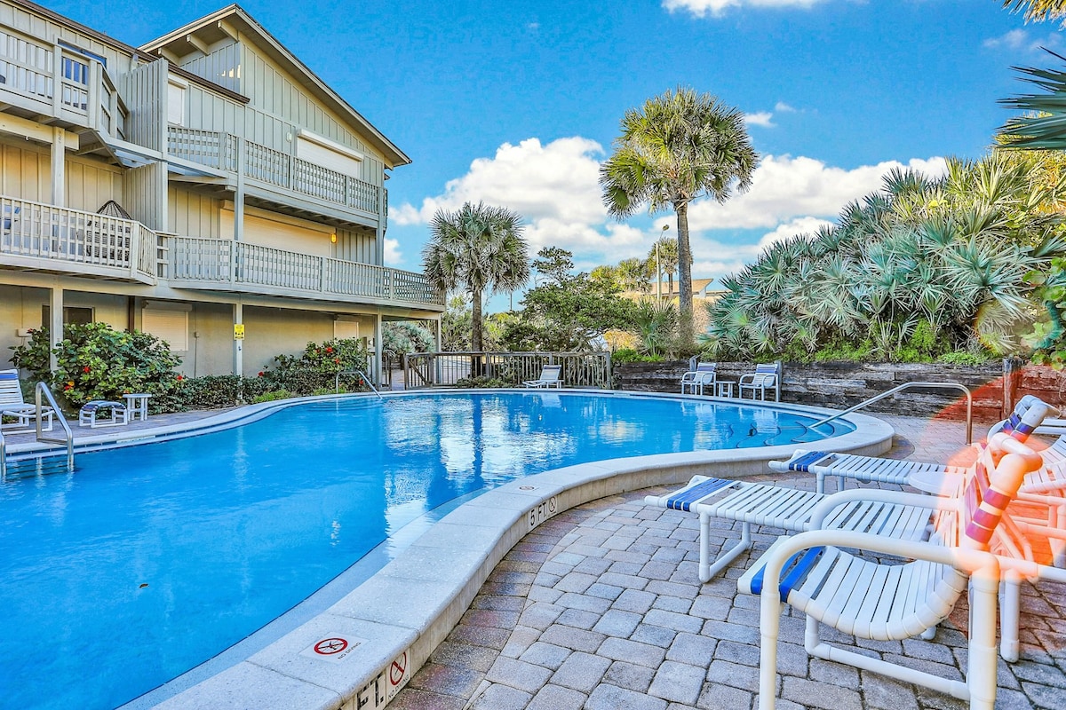 Gorgeous 3BR Oceanfront | Pool | Balcony