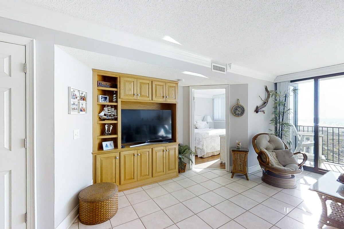 3BR 5th-Floor | Patio | Pool | Washer/Dryer