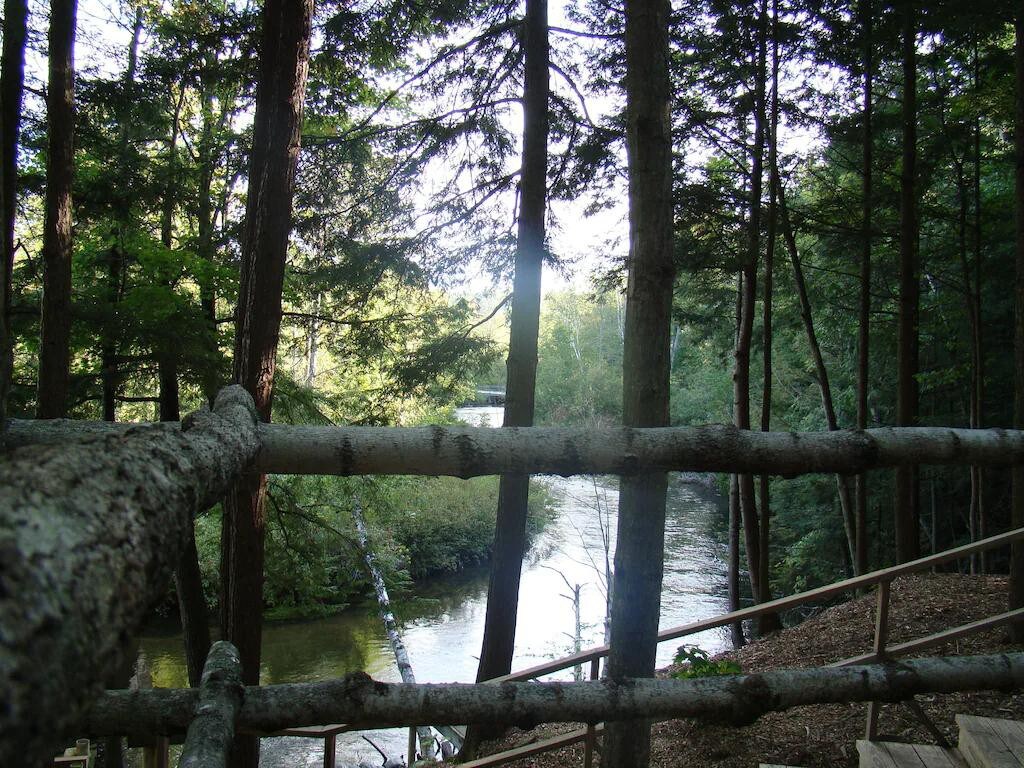 木板人河畔河滨度假木屋-热水浴缸、无线网络、徒步旅行、皮划艇、雪地摩托车