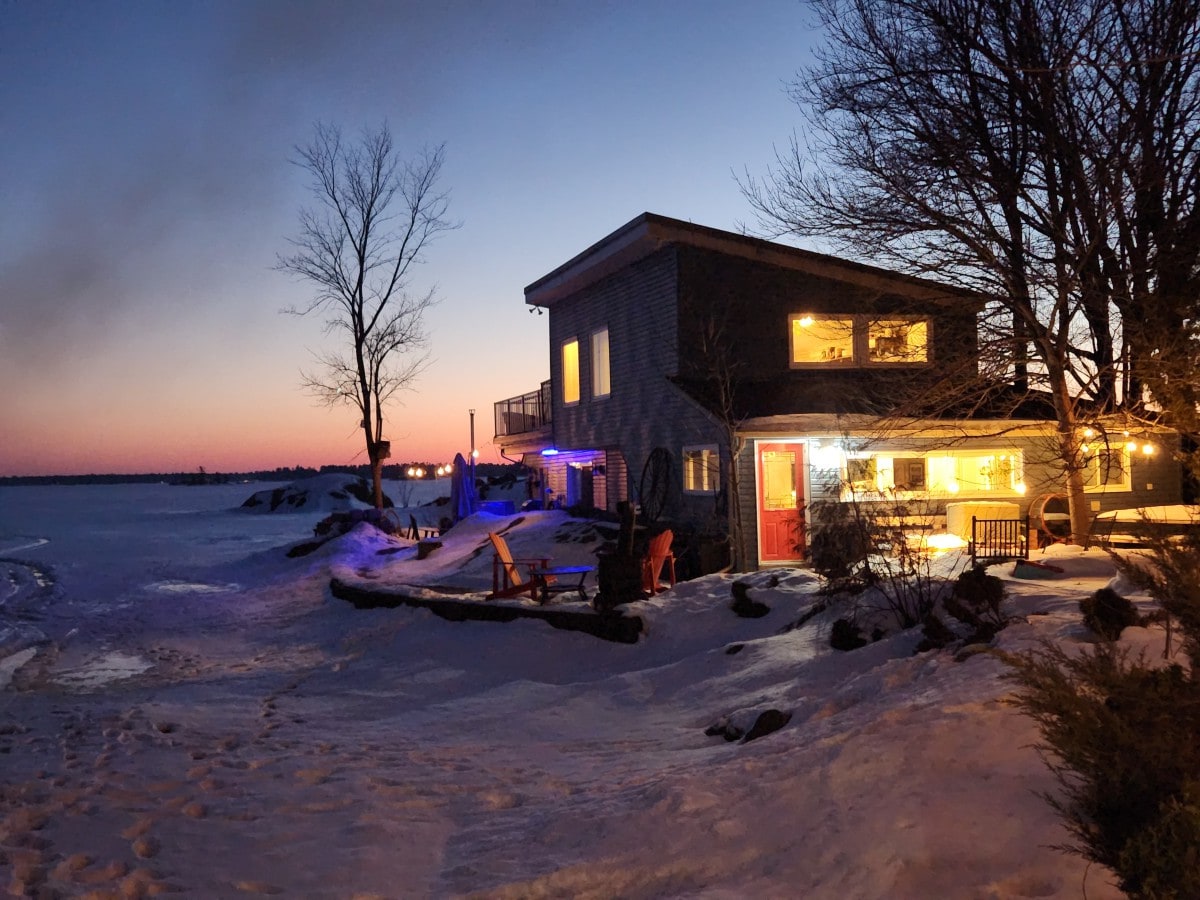 ZuKa Lakehouse Loft ，带雪松水疗和屋顶露台