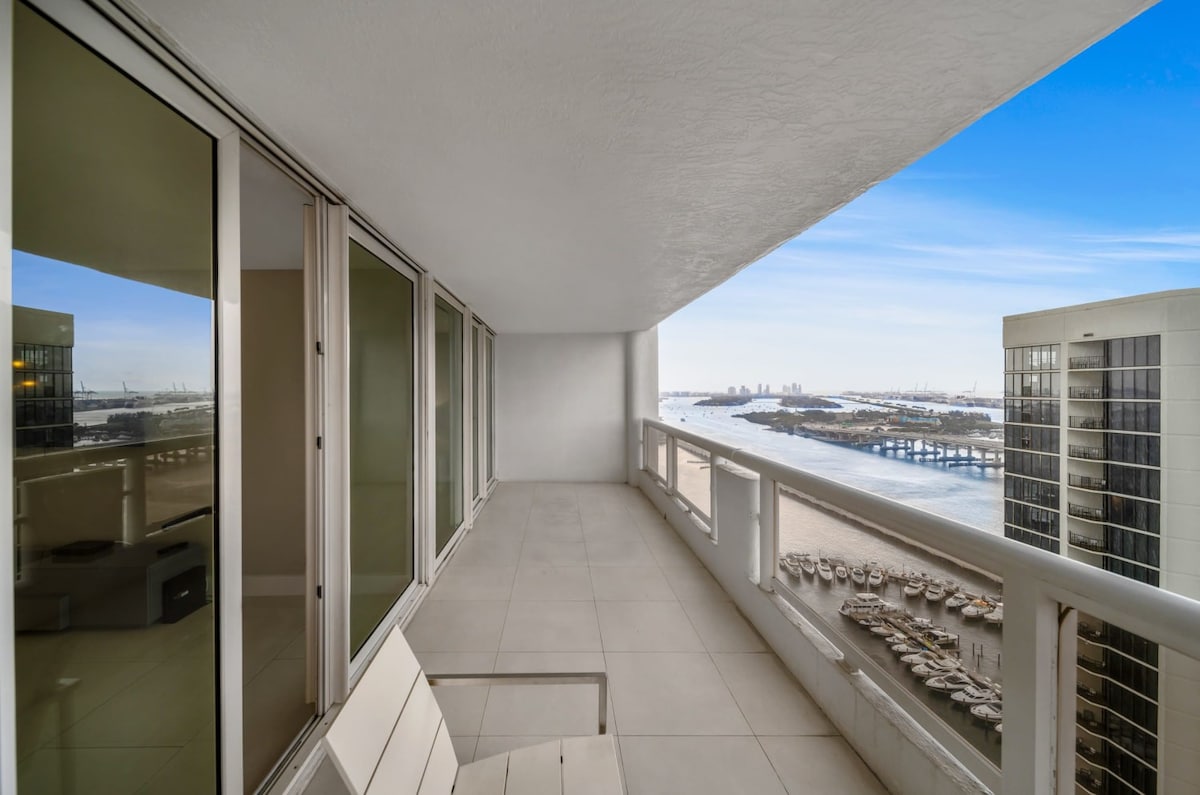 Bay Overlooking Condo With Balcony