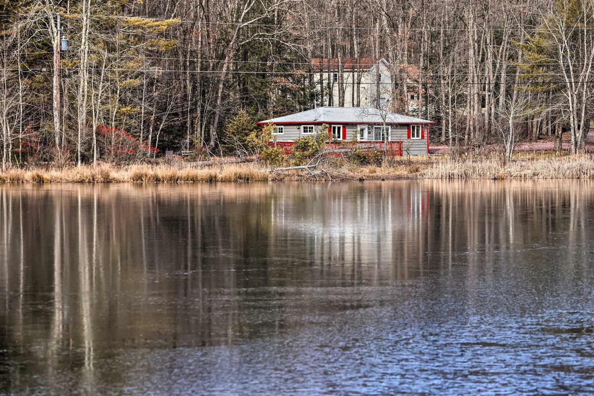 White Haven Lakeside Home w/ Kayaks & Fireplace!