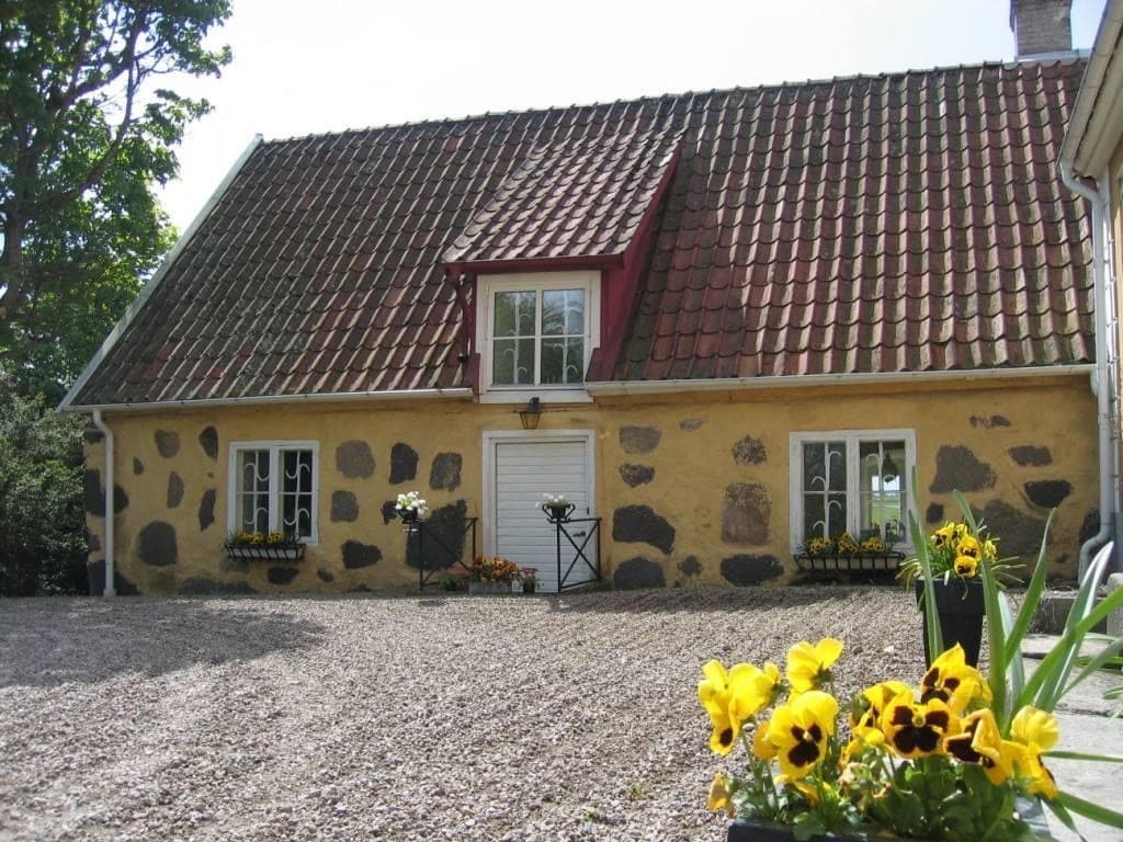 Adorable 3 bedroom guesthouse with pool