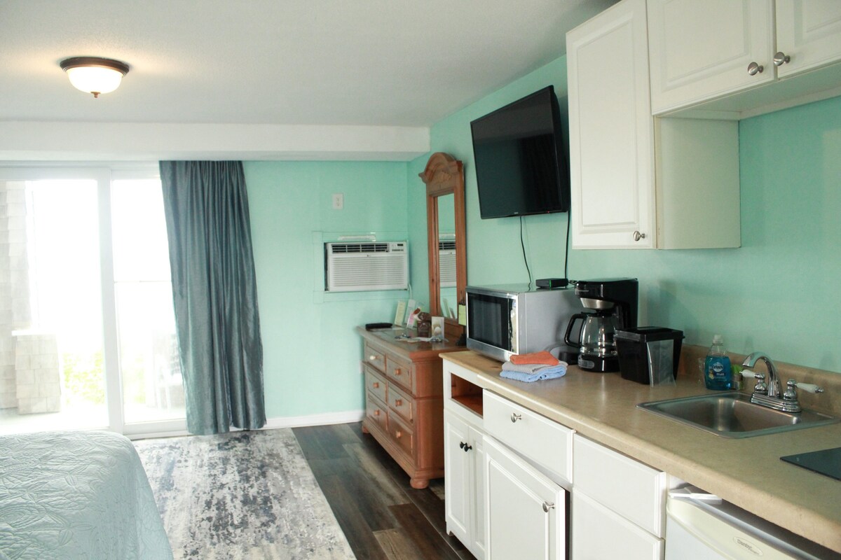Seashell Motel - Room 22 - Oceanfront with Deck
