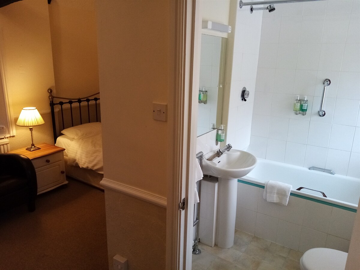 Twin Ensuite at The Sibson Inn Hotel